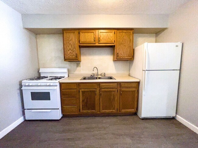 Building Photo - 1900 E 22nd St