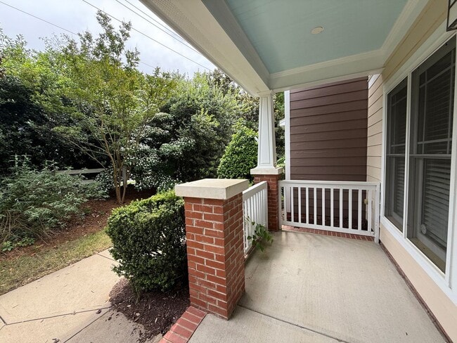 Building Photo - Charming 2BD, 2.5BA Apex Townhome in a Pri...