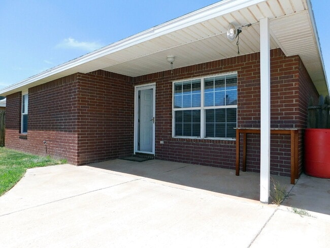 Building Photo - 3/2/2 on a Quiet Cul-De-Sac Street in the Frenship ISD