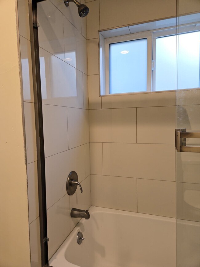 Building Photo - 1541 S Orange Grove Ave