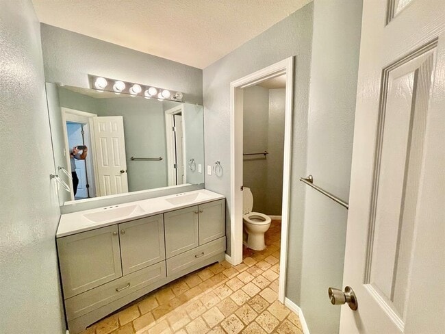 Building Photo - 902 Cashew Ln
