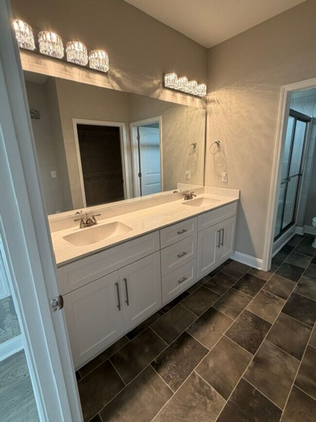 Building Photo - 311 Oak Pointe Cir E
