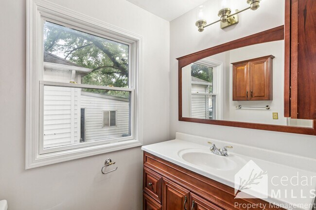 Building Photo - Updated 2 Bedroom Home with Additional Upstairs Loft just South of Kellogg