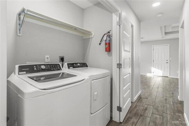 Building Photo - 2017 Stardust Ln