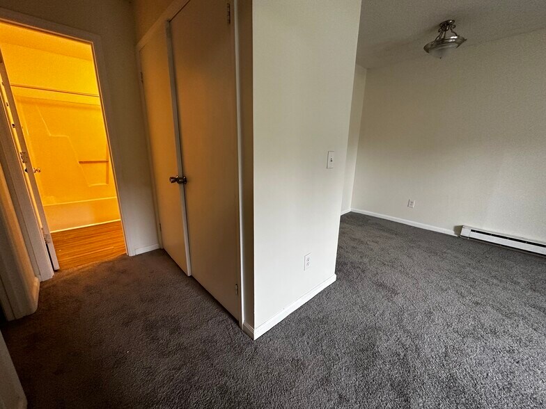 Building Photo - 112 Robbins Ave