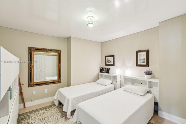 Building Photo - 16711 Collins Ave