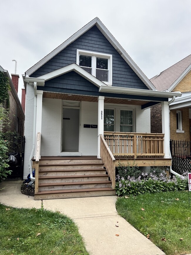Primary Photo - 3511 W Beach Ave