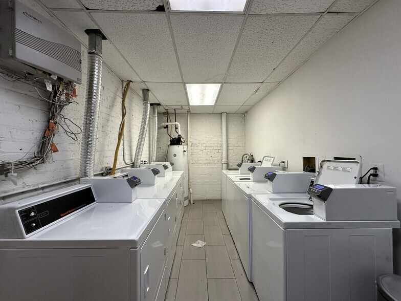 Building Photo - 931 W Dakin St