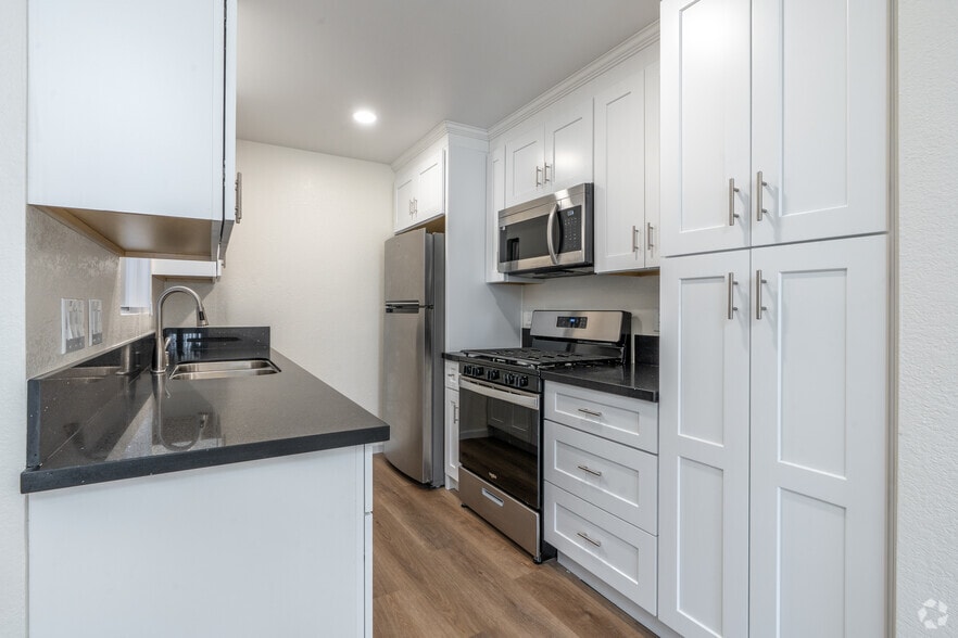 2BR, 1BA - 700SF - Kitchen - Eucalyptus Apartments
