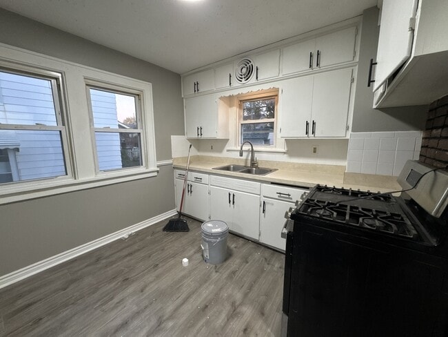 Building Photo - 11104 Lincoln Ave