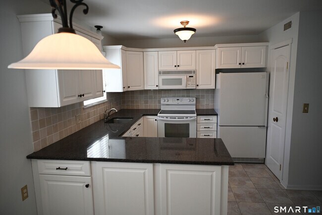 Building Photo - 922 Heritage Vlg