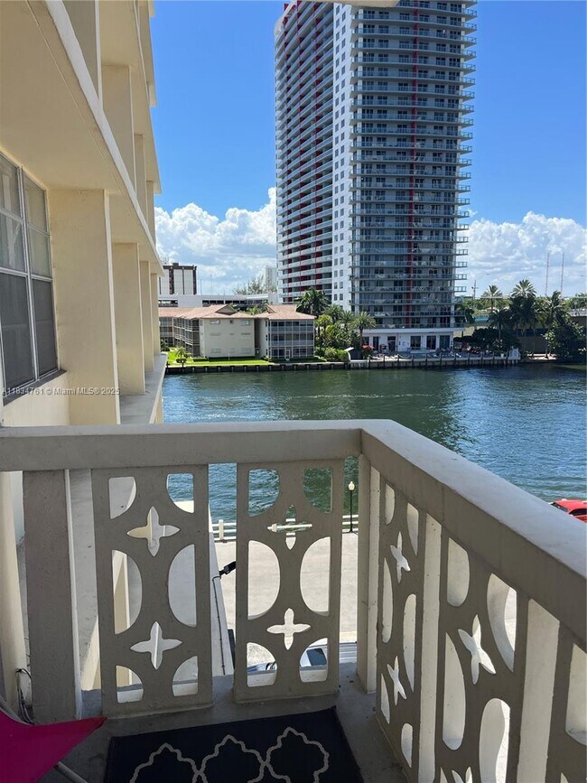 Building Photo - 1817 S Ocean Dr