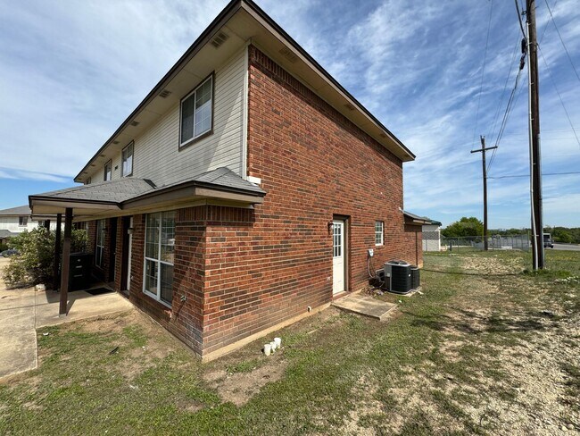 Building Photo - 1901 Monte Carlo Ln