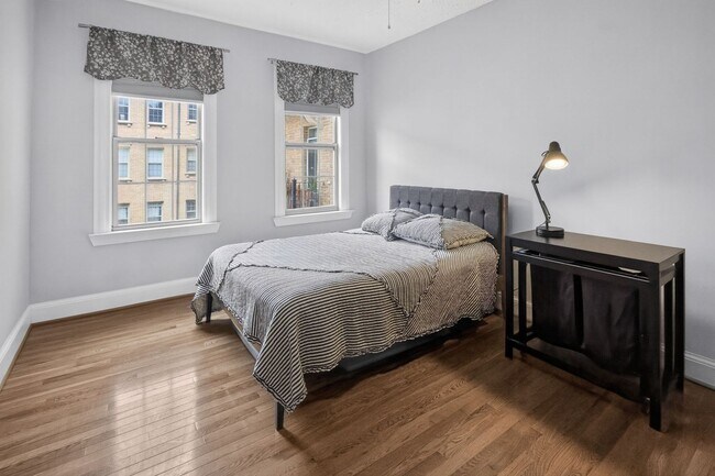 Building Photo - Sunny 1br with Balcony in Columbia Heights!
