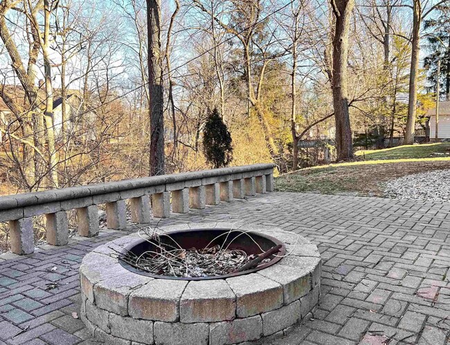 Building Photo - Large 3 Bedroom Home!