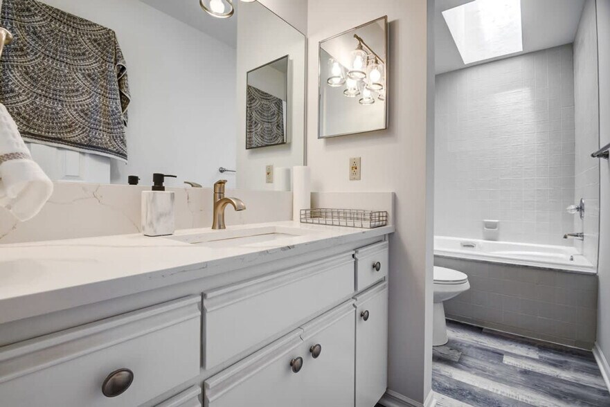 Building Photo - 603 Shorewood Dr