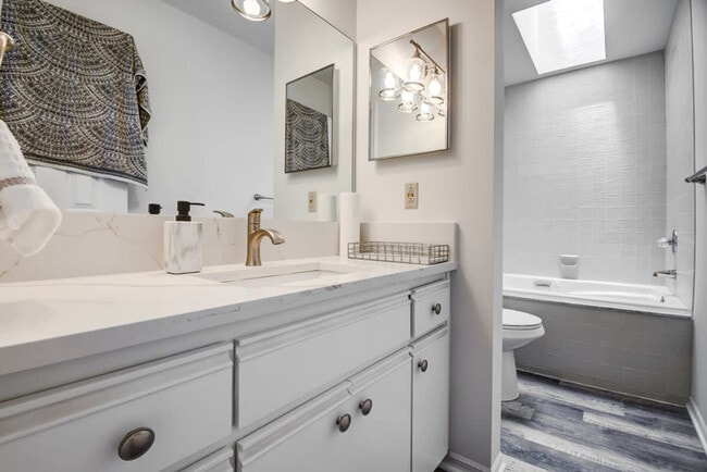 Building Photo - 603 Shorewood Dr