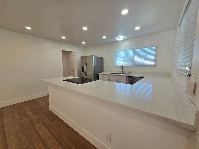 Building Photo - 6046 Reo Pl