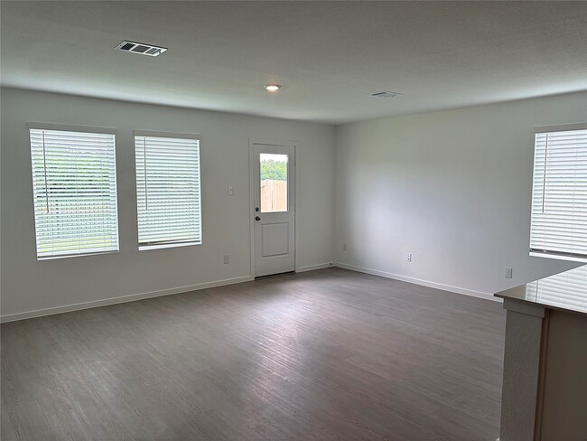 Building Photo - 940 Woodhaven Lks Dr