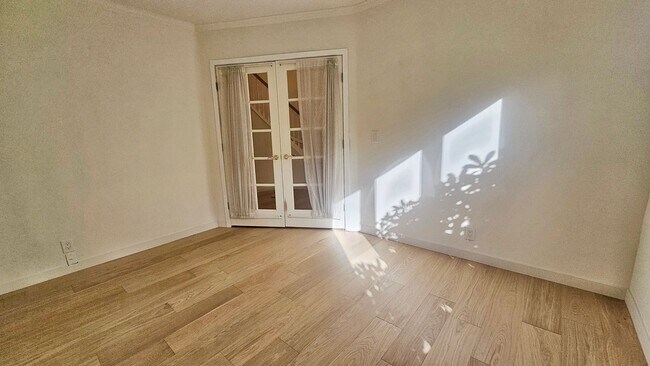 Building Photo - Beautiful 4 Bed 2.5 Bath  3190 sq ft Home ...