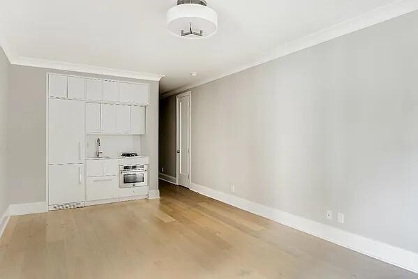 Building Photo - 220 W 24 St