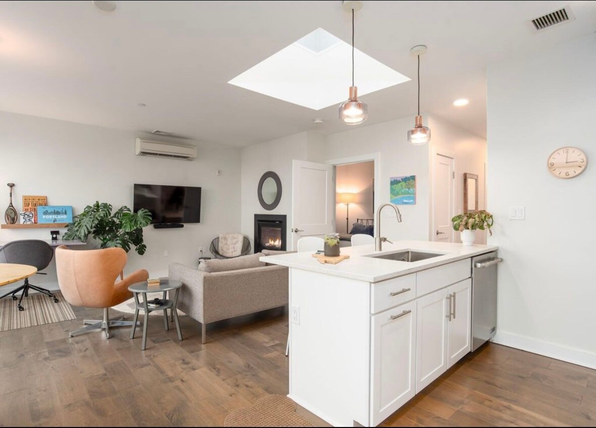 Building Photo - 62 India St