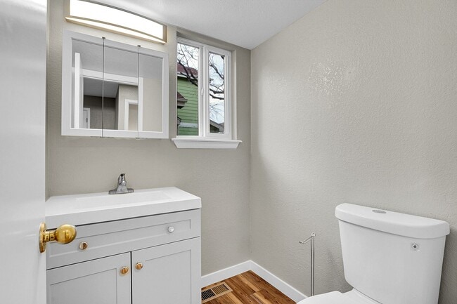 Building Photo - 5 bedroom, 3 1/2 bath home with attached 2 car garage