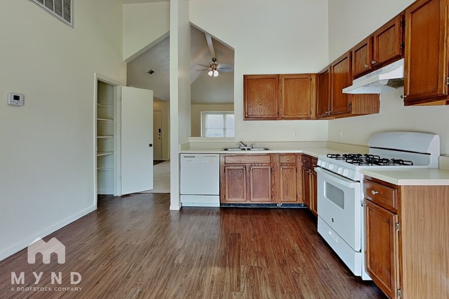 Building Photo - 10002 Green Valley Ln