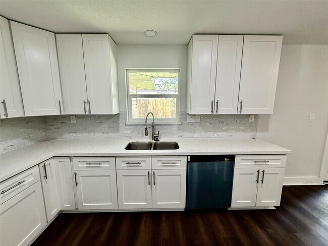 Building Photo - 1631 Shadow Bend Dr