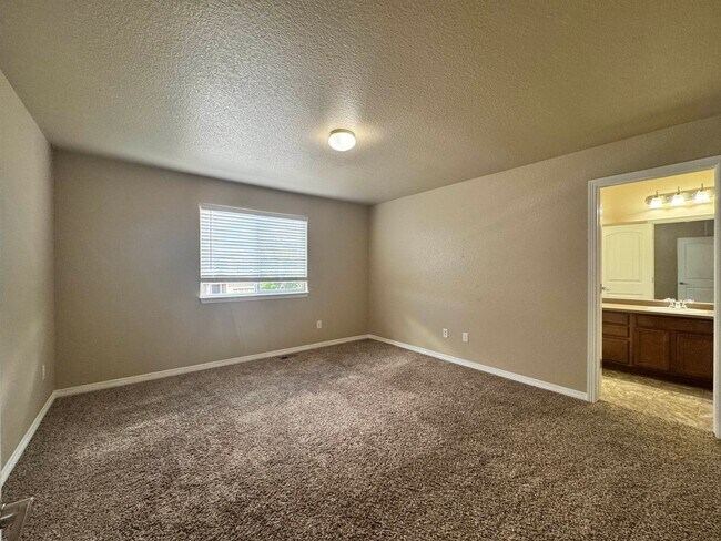 Building Photo - 3 Bedroom in Sierra Springs
