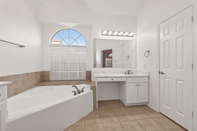 Building Photo - 1015 Longdraw Dr