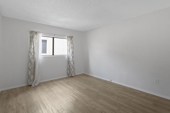 Building Photo - Chatsworth Available Now