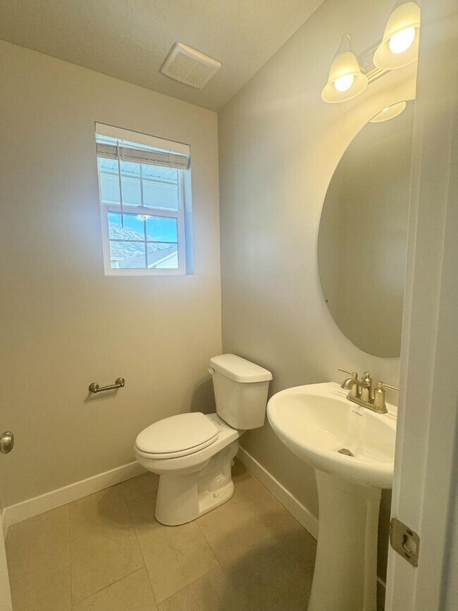 Building Photo - 9847 Alder Ln