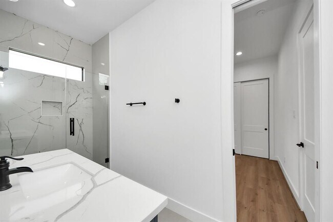Building Photo - 5520 Chapman St