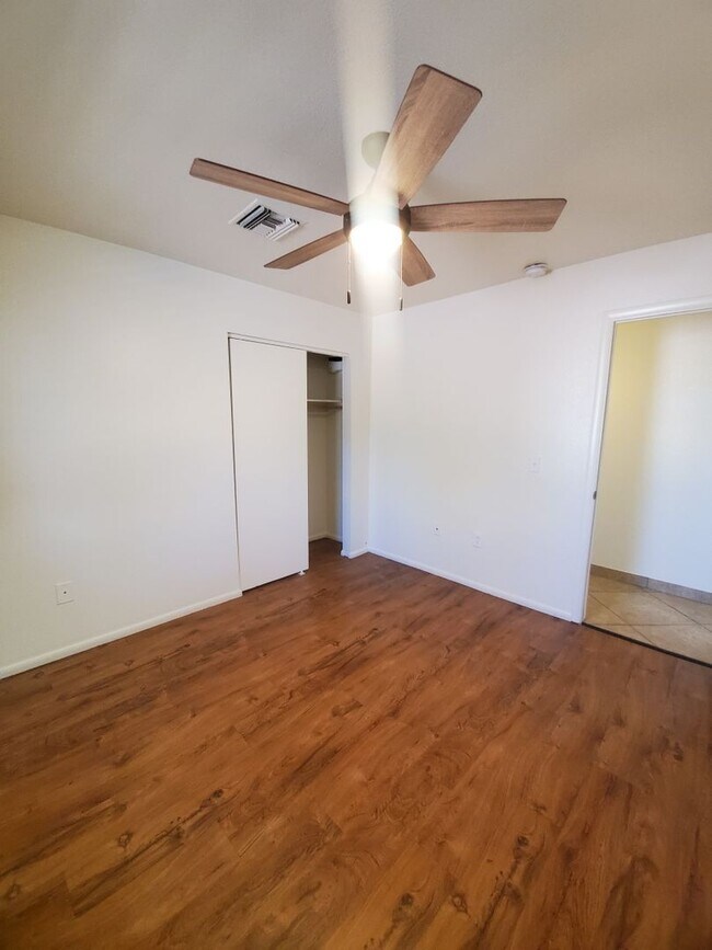 Building Photo - 4 bedroom, 1.5 bath - North Phoenix - Big ...