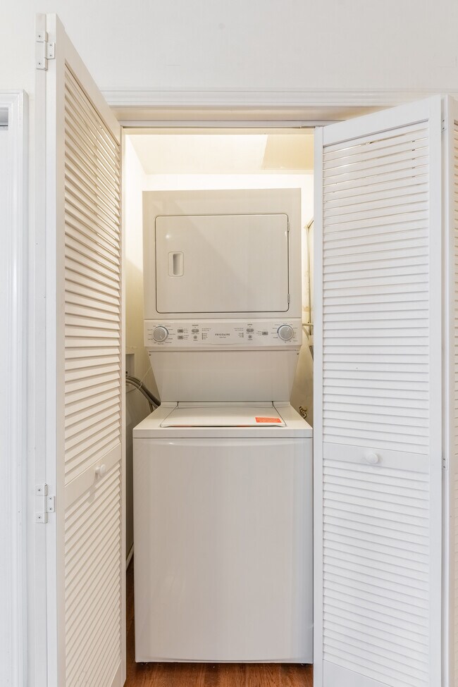 Building Photo - 910 W 19th Pl