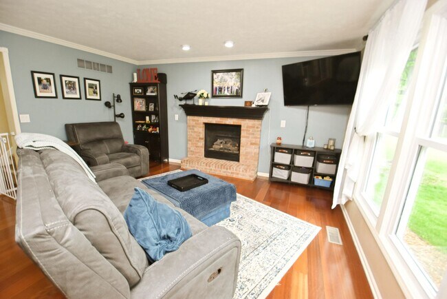 Building Photo - Large 4-5 bedroom 2.5 bath home in South B...