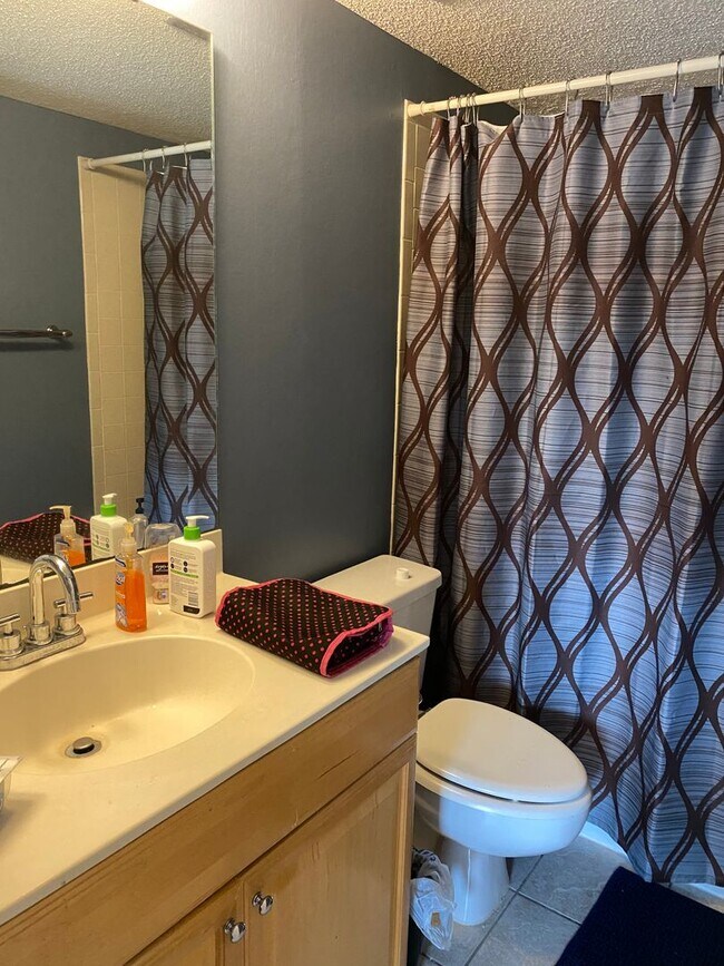 Building Photo - 2 Bedroom 2 Bathroom Unit @ Park Circle