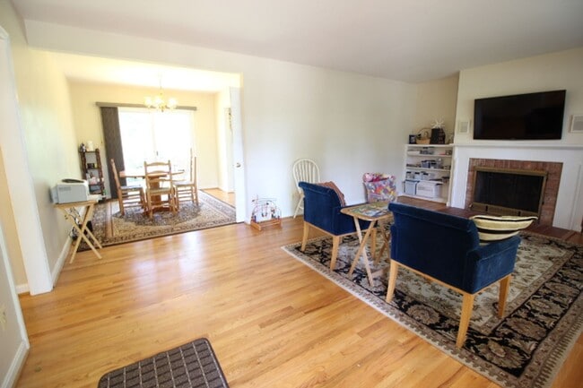 Building Photo - Charming 3 Bed 2.5 Bath Brick Home With Sp...