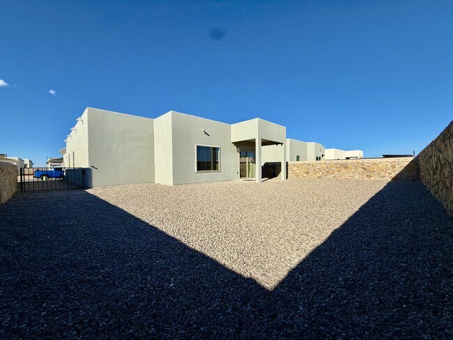 Building Photo - 15052 Destination Ave