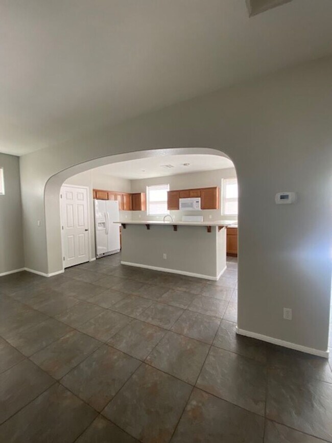 Building Photo - Southern Highlands 4 Bedroom- Single Famil...