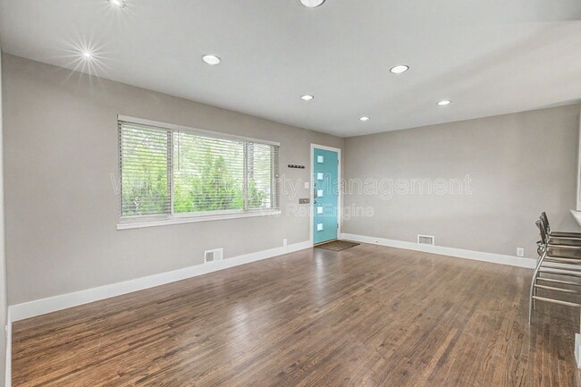 Building Photo - 5565 E Bails Dr