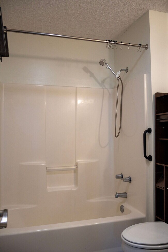 Building Photo - **HALF OFF FIRST MONTHS RENT**3 bedrooms, Fenced in backyard, 12x24 shed, NO breed restrictions!