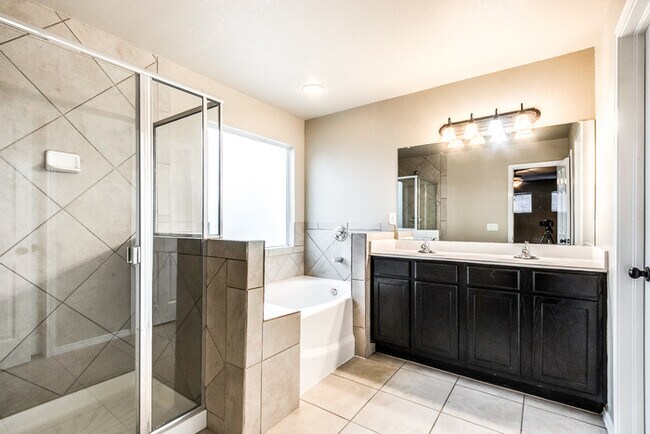 Building Photo - Gorgeous 4 Bedroom Home In Horizon with Refrigerated Air!