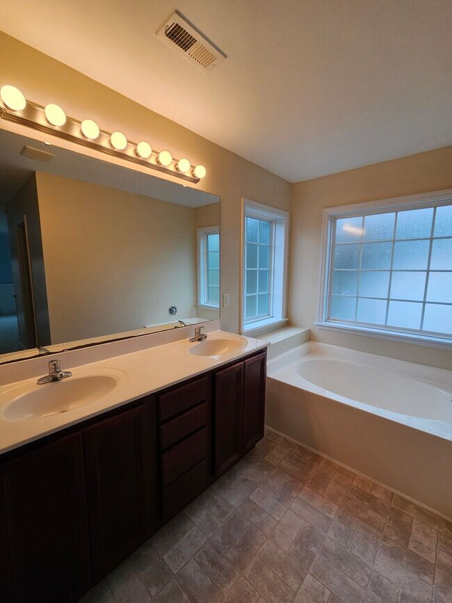 Building Photo - Spacious 3 Bedroom Home In Maysville