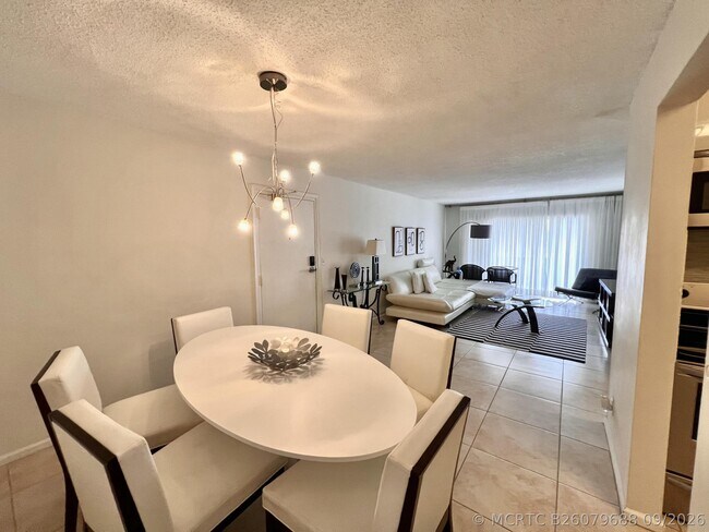 Building Photo - 6421 Bay Club Dr