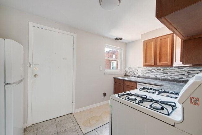 Building Photo - 1437 Lincoln Way