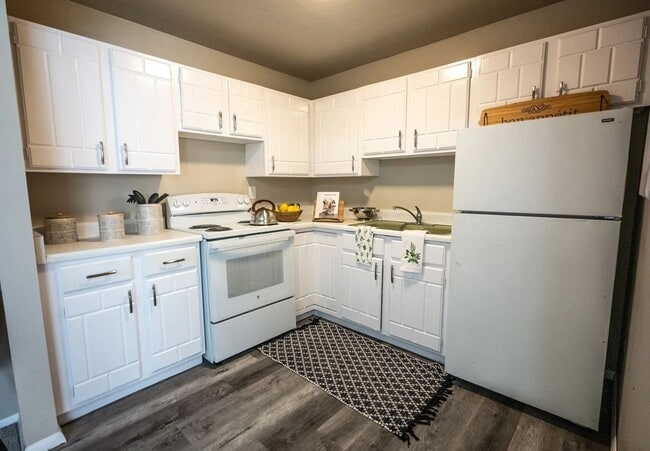 Building Photo - 1660 Moore Ave