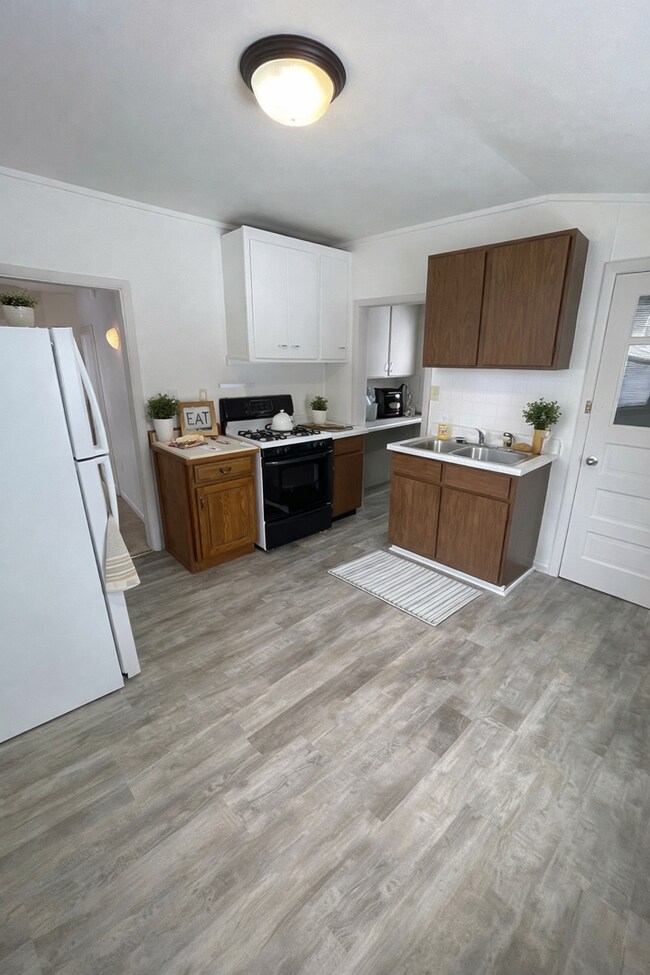 Building Photo - Available Now -  3 Bed 1 Bath Home!