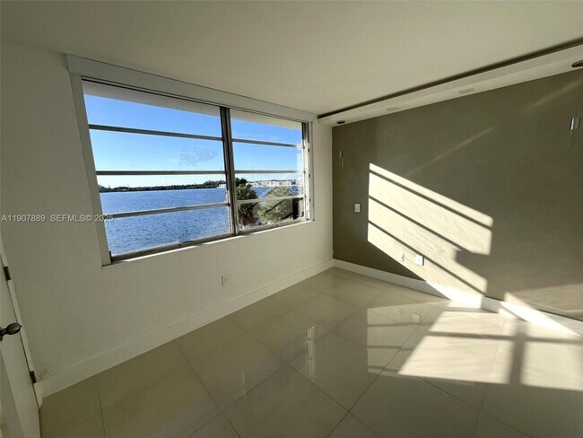 Building Photo - 18601 NE 14th Ave